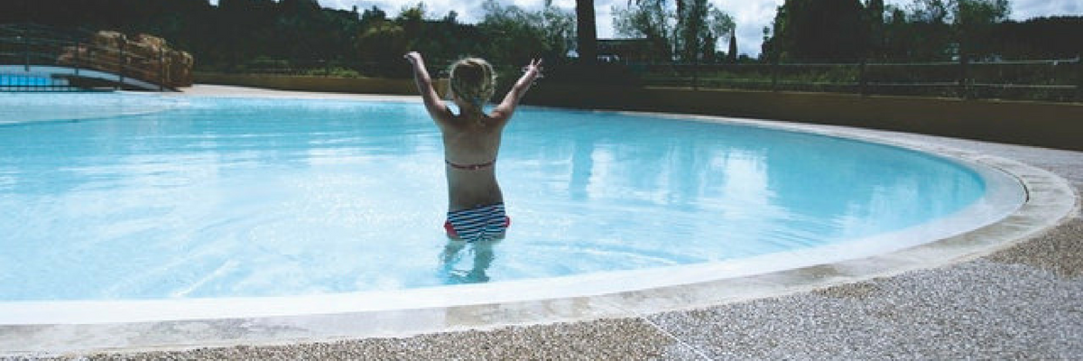 bambina in piscina