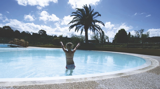 bambina in piscina