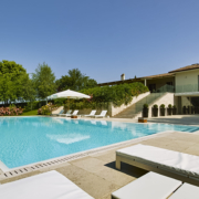 Le piscine interrate a sfioro uniscono estetica e tecnologia per un effetto scenografico unico.