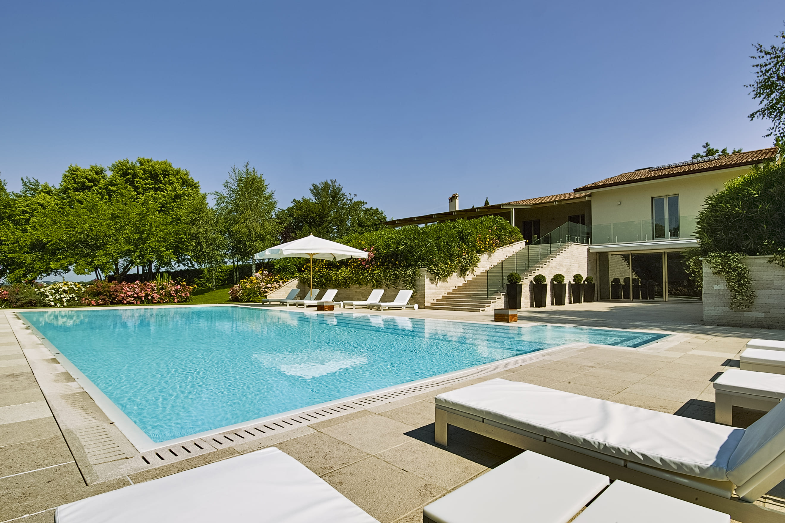Piscine interrate a sfioro
