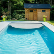 Le piscine interrate con copertura rappresentano oggi una delle soluzioni più richieste da chi desidera coniugare estetica, praticità e sicurezza all’interno di spazi residenziali e ricettivi.