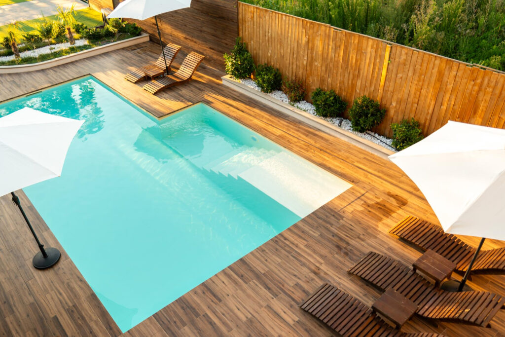 Piscina ristrutturata con nuovo rivestimento e gradini di accesso