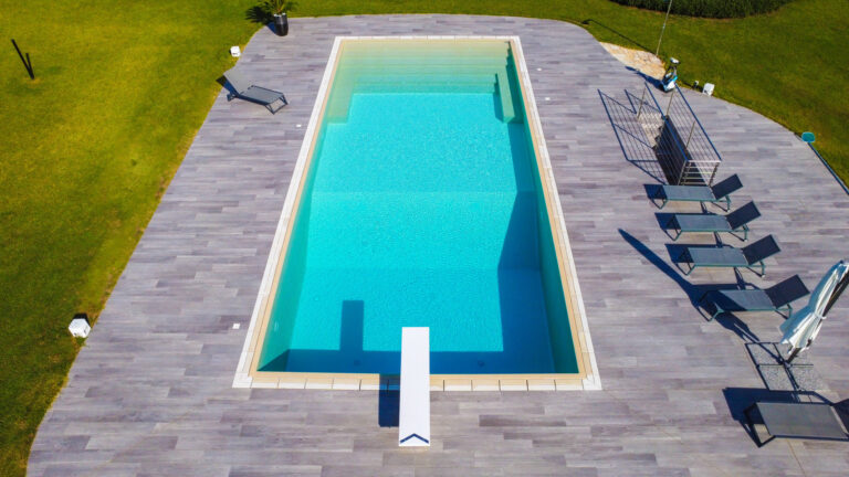 Piscina interrata con scala vista dall'alto – Pool Immersion