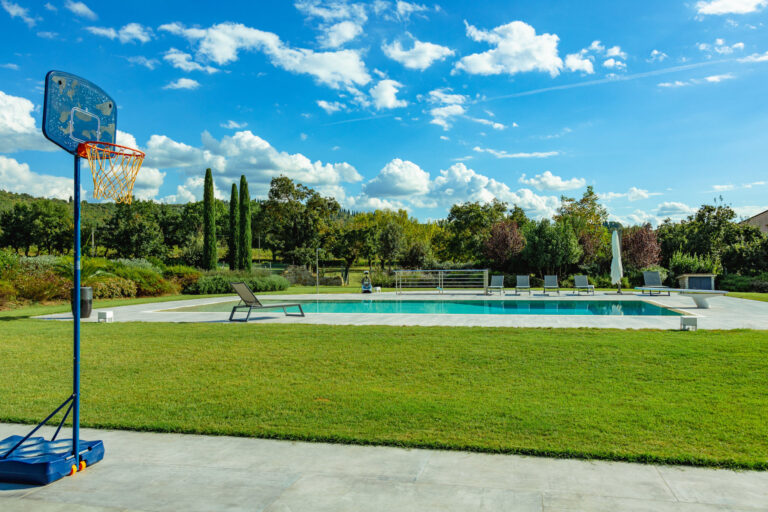 Piscina in giardino con prato – Pool Immersion