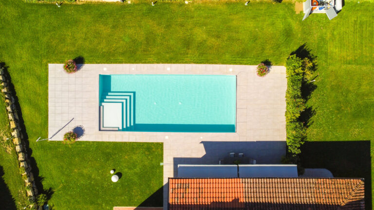 Piscina con scalinata angolare vista dall'alto – Pool Immersion