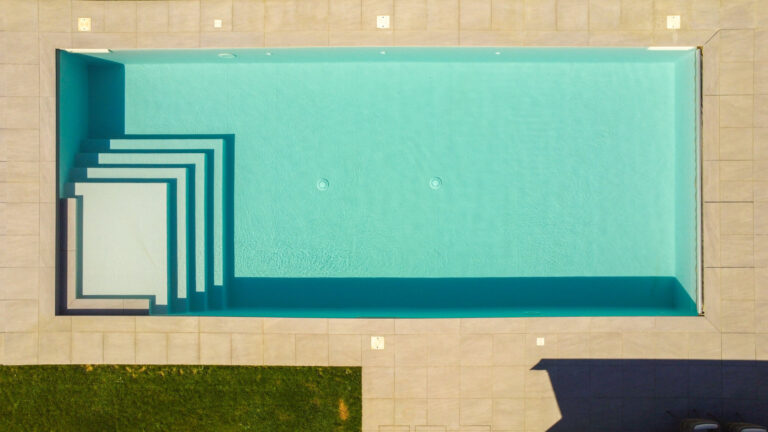 Dettaglio scalinata piscina dall'alto – Pool Immersion