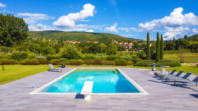 Piscina interrata con trampolino in Toscana – Pool Immersion